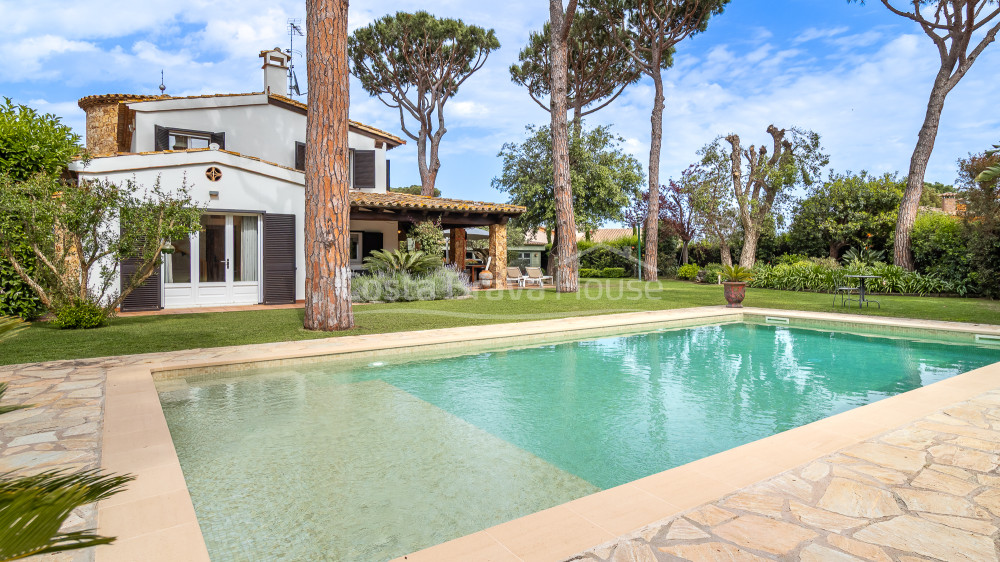 Chalet pareado en Mont-ras con piscina privada y jardín mediterráneo exclusivo