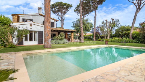 Xalet aparellat a Mont-ras amb piscina privada i jardí mediterrani exclusiu