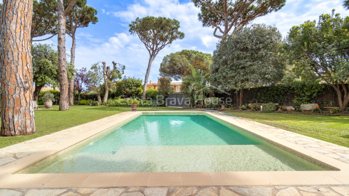 Chalet jumelé à Mont-ras avec piscine privée et jardin méditerranéen exclusif
