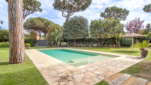 Chalet pareado en Mont-ras con piscina privada y jardín mediterráneo exclusivo