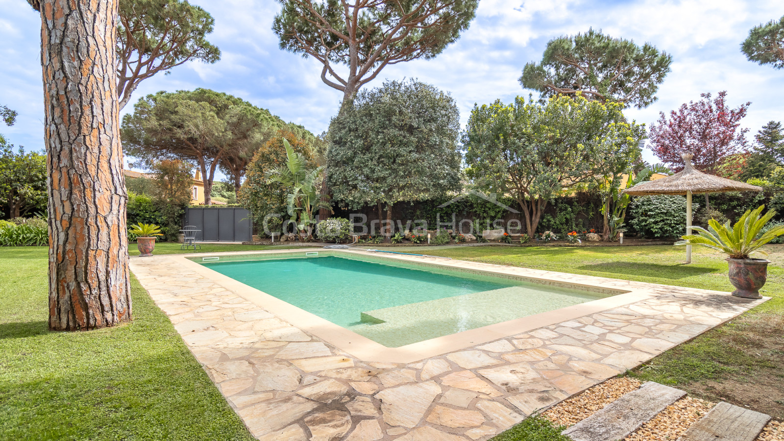 Semi-detached house in Mont-ras with private pool and exclusive Mediterranean garden