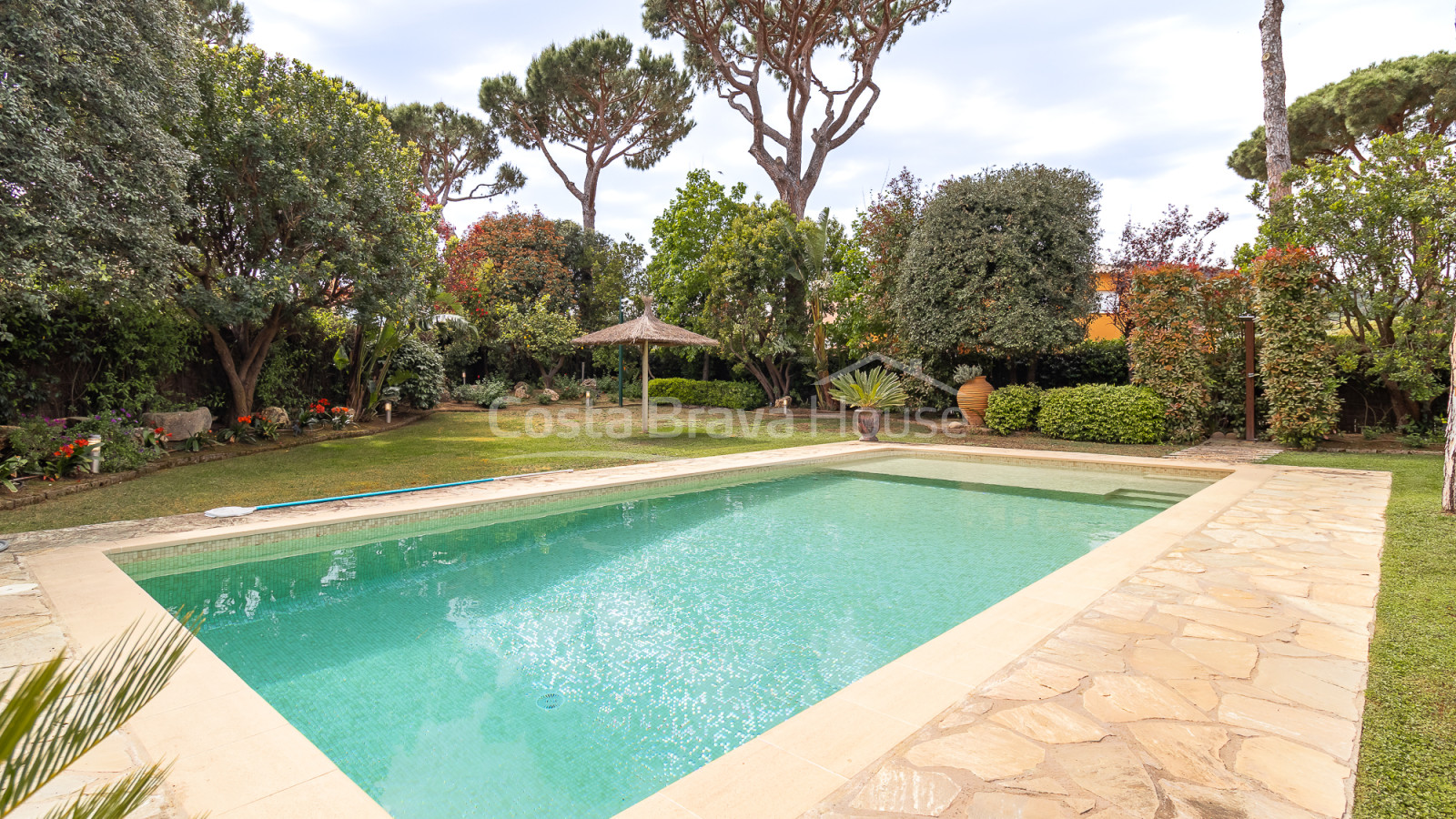 Xalet aparellat a Mont-ras amb piscina privada i jardí mediterrani exclusiu