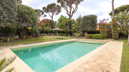 Chalet jumelé à Mont-ras avec piscine privée et jardin méditerranéen exclusif