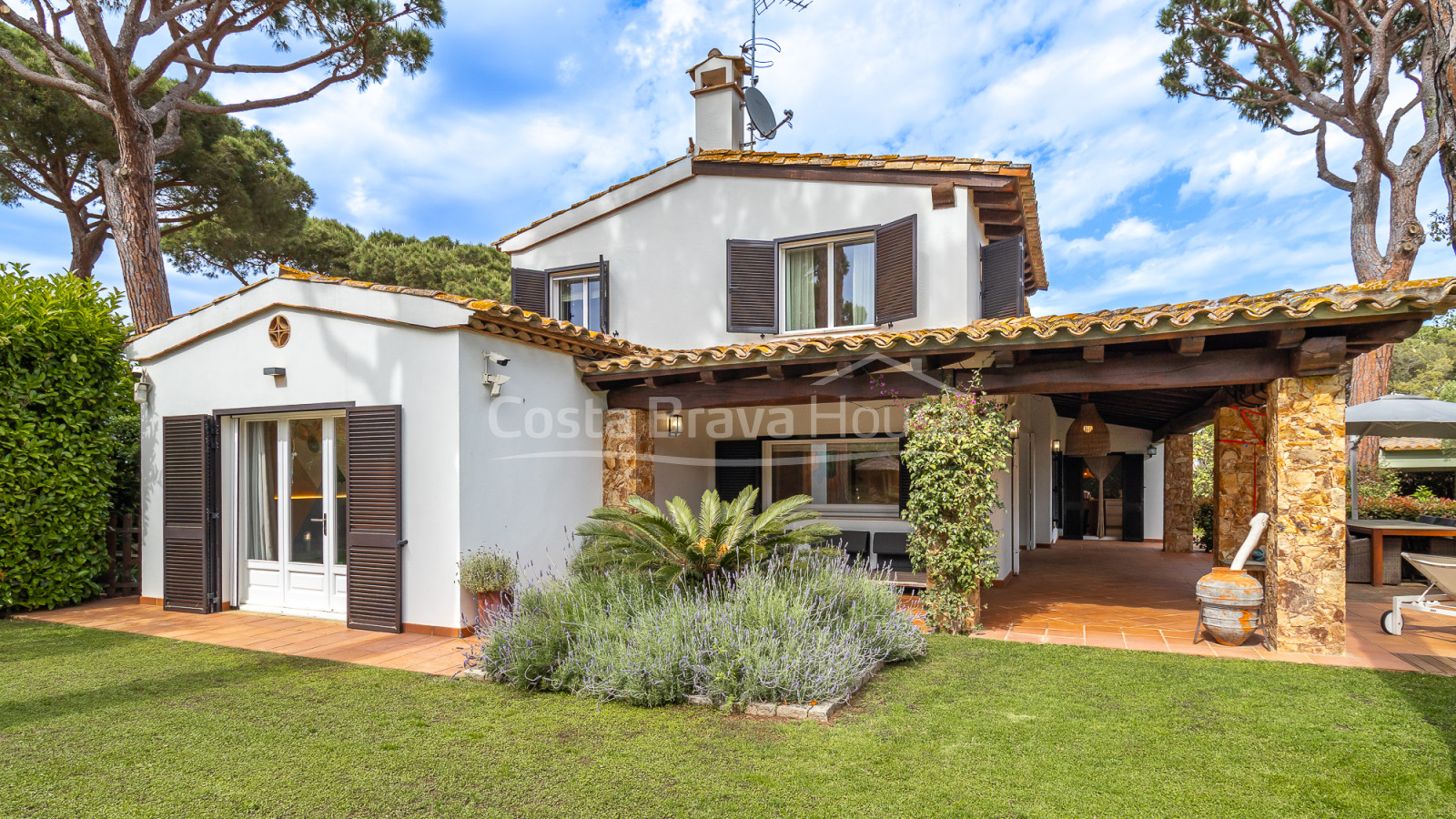 Semi-detached house in Mont-ras with private pool and exclusive Mediterranean garden