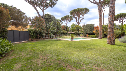 Semi-detached house in Mont-ras with private pool and exclusive Mediterranean garden