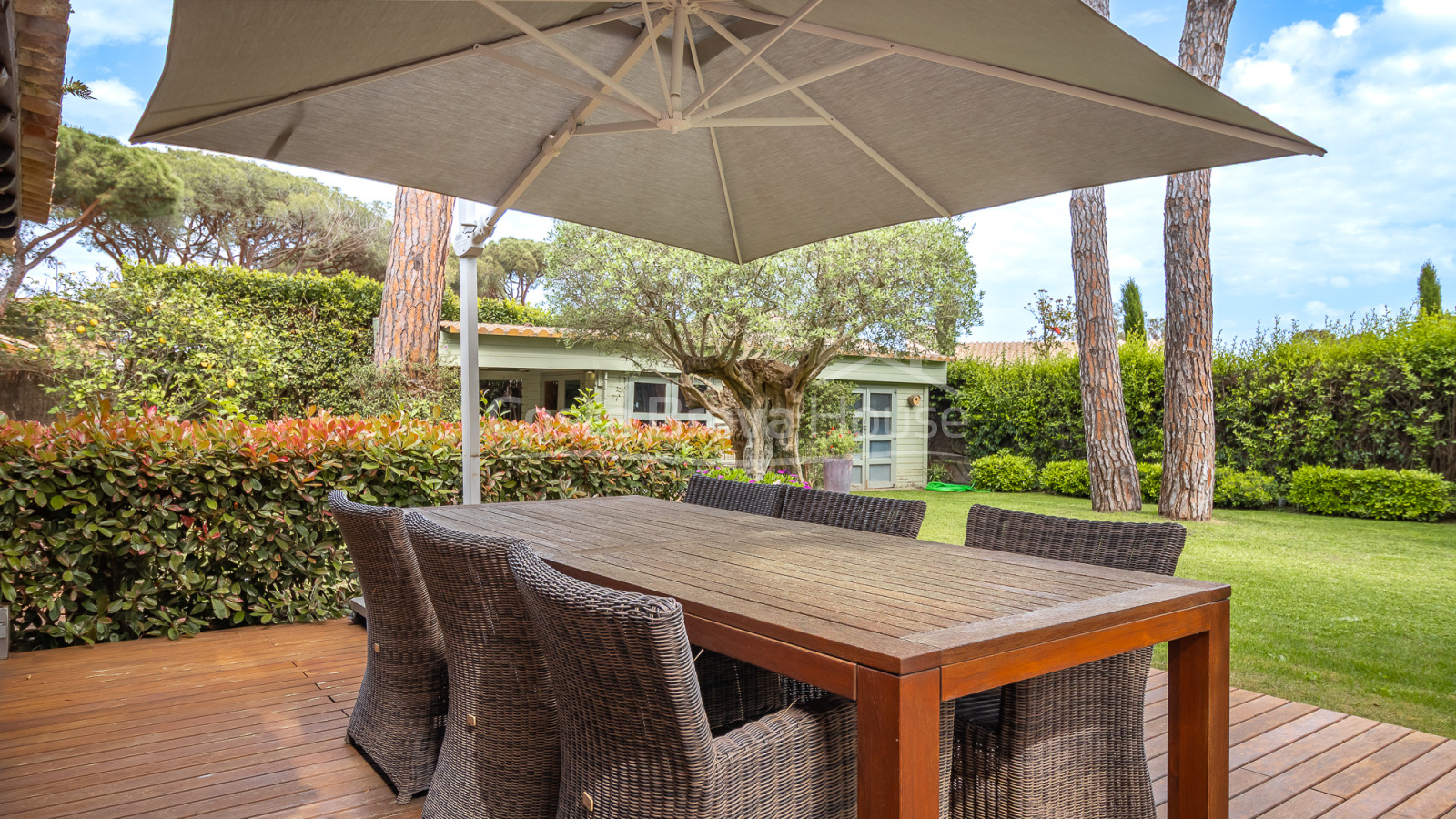 Chalet pareado en Mont-ras con piscina privada y jardín mediterráneo exclusivo