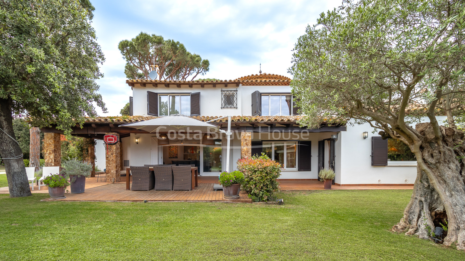 Semi-detached house in Mont-ras with private pool and exclusive Mediterranean garden