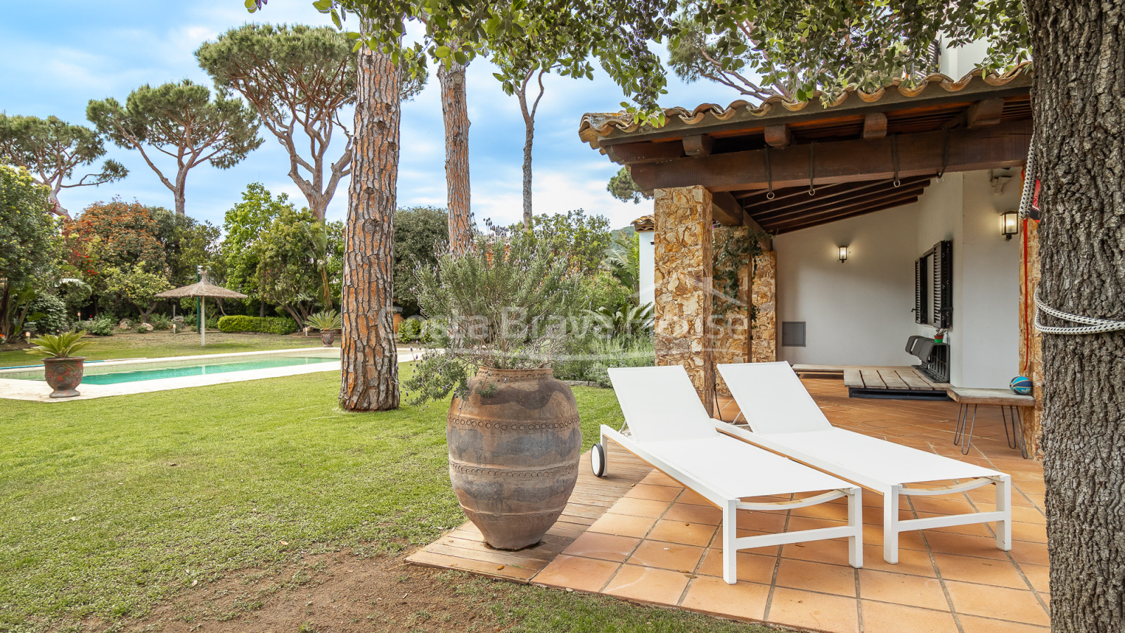 Semi-detached house in Mont-ras with private pool and exclusive Mediterranean garden