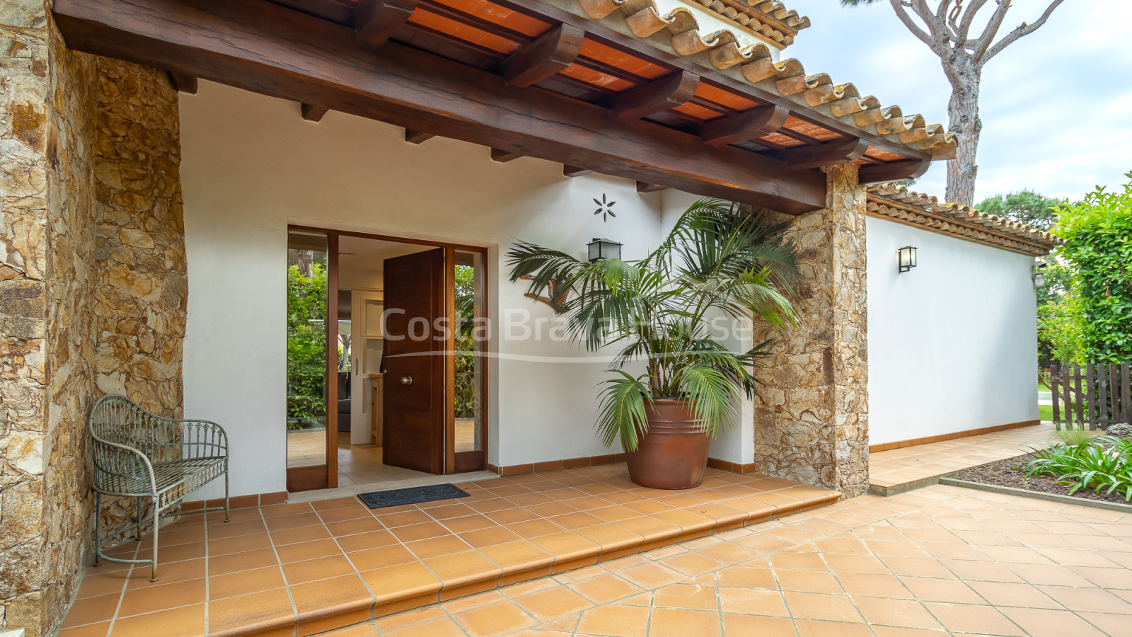 Chalet pareado en Mont-ras con piscina privada y jardín mediterráneo exclusivo