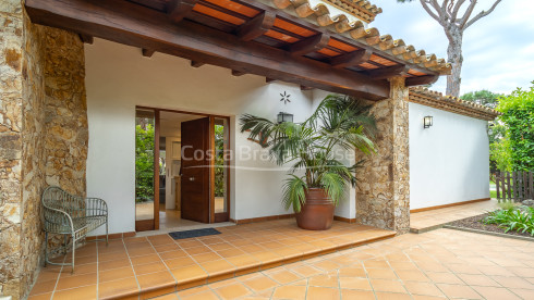 Semi-detached house in Mont-ras with private pool and exclusive Mediterranean garden