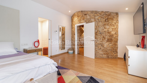 Chalet pareado en Mont-ras con piscina privada y jardín mediterráneo exclusivo