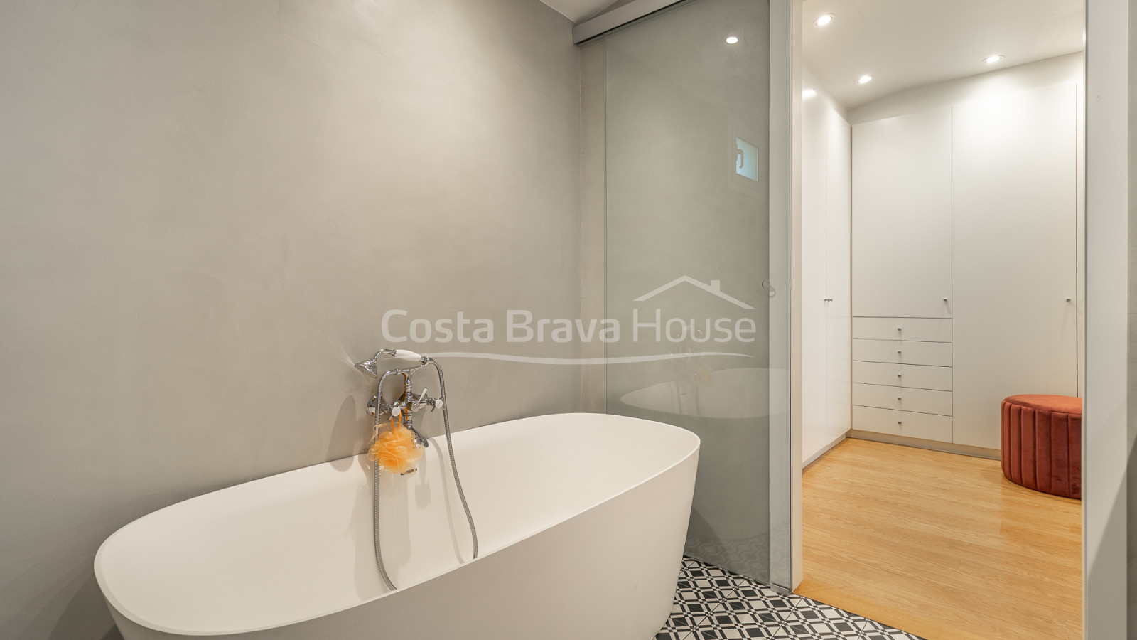 Semi-detached house in Mont-ras with private pool and exclusive Mediterranean garden