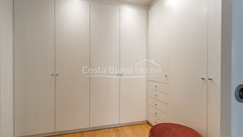 Chalet pareado en Mont-ras con piscina privada y jardín mediterráneo exclusivo