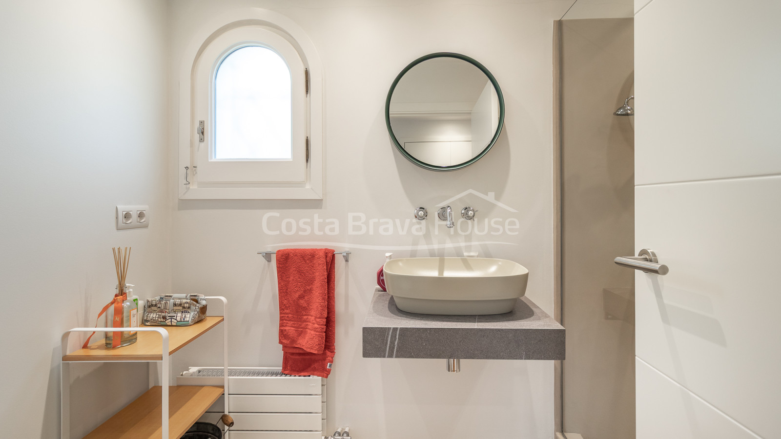 Chalet jumelé à Mont-ras avec piscine privée et jardin méditerranéen exclusif