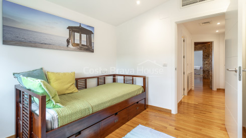 Chalet jumelé à Mont-ras avec piscine privée et jardin méditerranéen exclusif