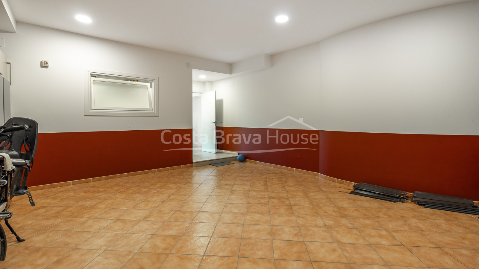 Chalet pareado en Mont-ras con piscina privada y jardín mediterráneo exclusivo