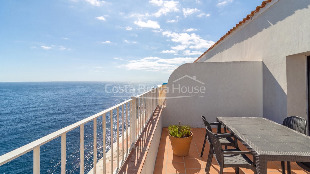 Apartment in Begur with terrace, panoramic sea views and tourist license
