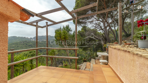 Vila amb piscina i terrasses amb vistes al mar sobre la cala de Sa Tuna, Begur