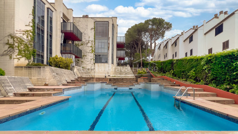 Apartament reformat amb terrassa i piscina a Calella de Palafrugell