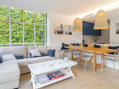 Apartamento en venta en Calella de Palafrugell reformado con piscina, terraza y dos plazas de parking