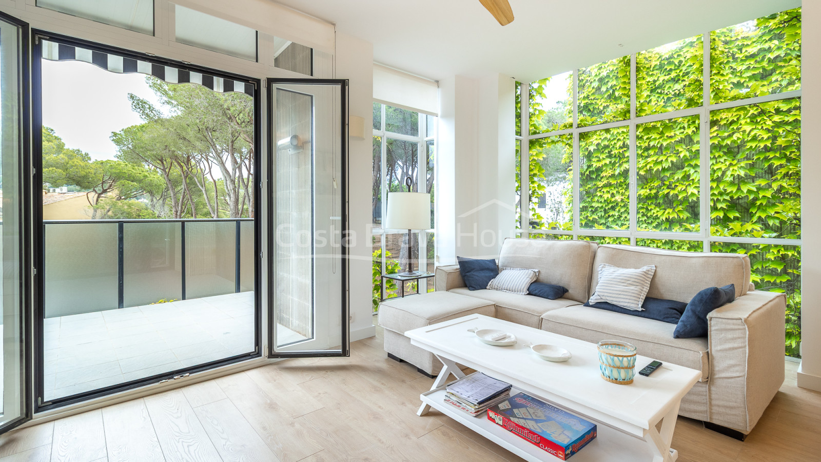 Apartament reformat amb terrassa i piscina a Calella de Palafrugell