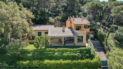 Casa amb jardí en venda a Tamariu, a només 5 minuts a peu de la platja i el mar