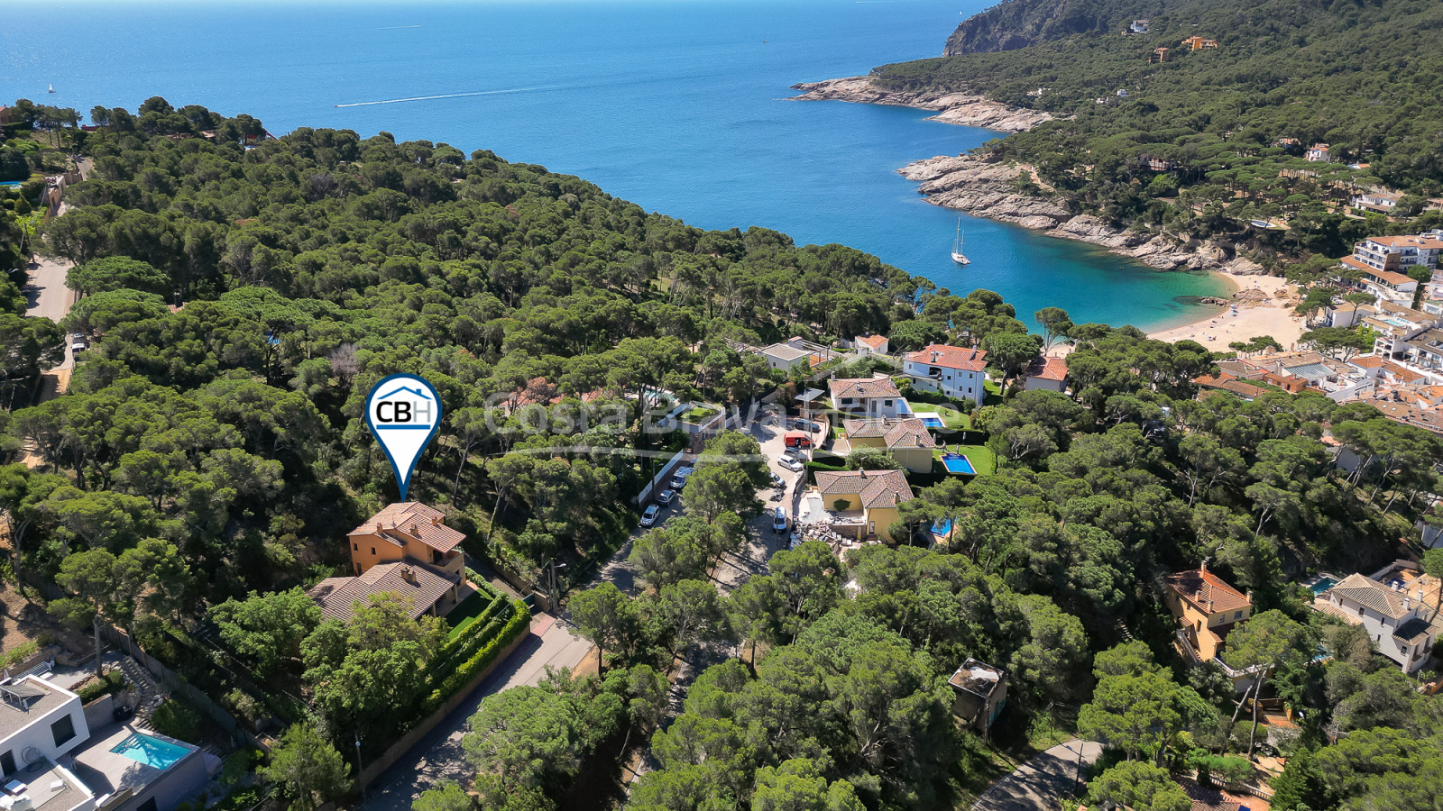 Casa con jardín en venta en Tamariu, a solamente 5 min a pie de la playa y el mar