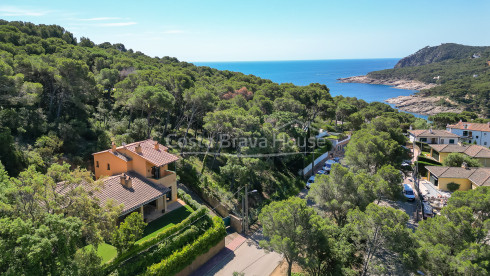 Casa amb jardí en venda a Tamariu, a només 5 minuts a peu de la platja i el mar