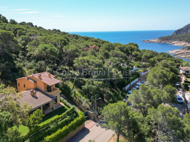 House with garden for sale in Tamariu, only 5 min. walk to the beach and the sea