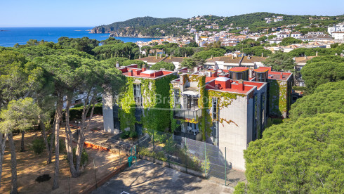 Apartament reformat amb terrassa i piscina a Calella de Palafrugell