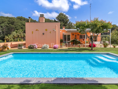 Villa en venta en Calonge con piscina privada, jardín llano y amplios interiores en zona residencial tranquila