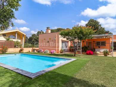 Villa à vendre à Calonge avec piscine privée, jardin plat et grands espaces dans un quartier résidentiel calme