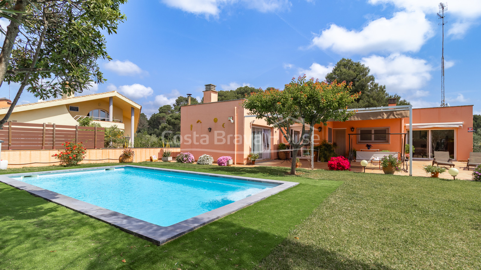 Villa in Calonge with private pool, flat garden and spacious family interiors