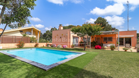 Villa in Calonge with private pool, flat garden and spacious family interiors
