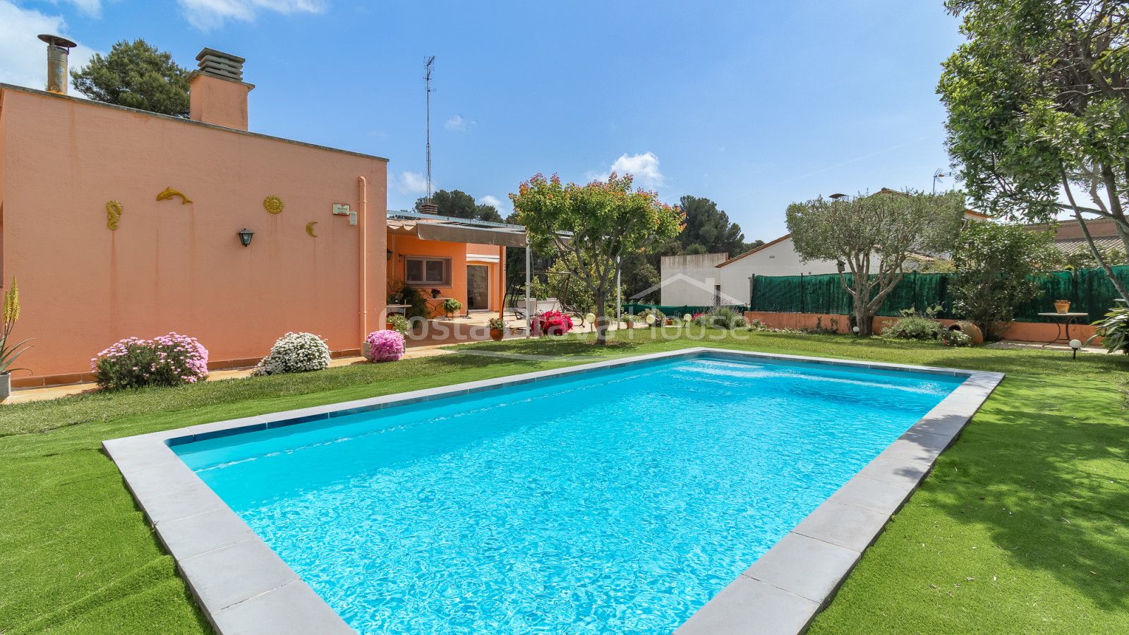 Villa en Calonge con piscina privada, jardín llano y amplios interiores familiares