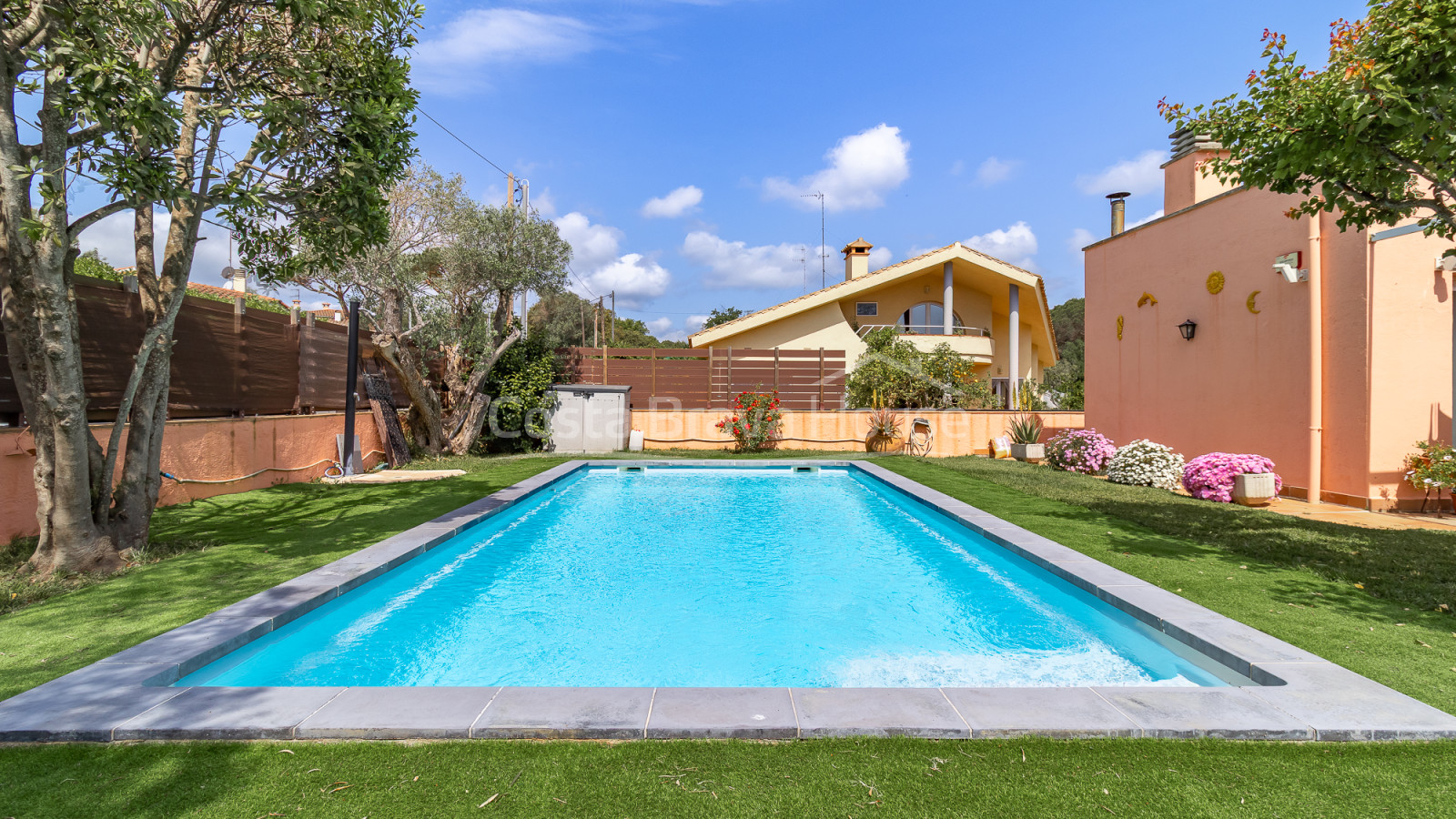 Villa en Calonge con piscina privada, jardín llano y amplios interiores familiares