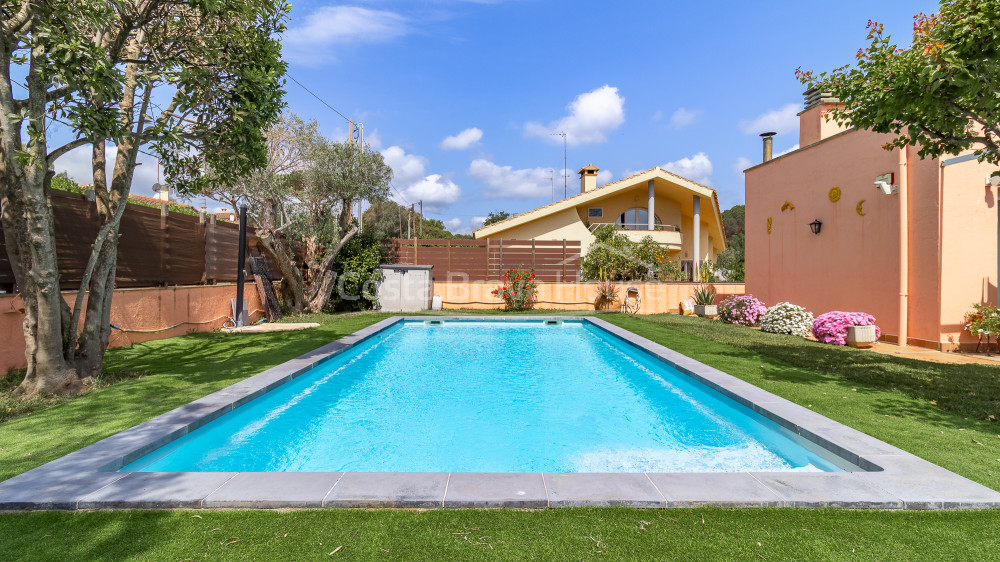 Vila a Calonge amb piscina privada, jardí pla i amplis interiors familiars