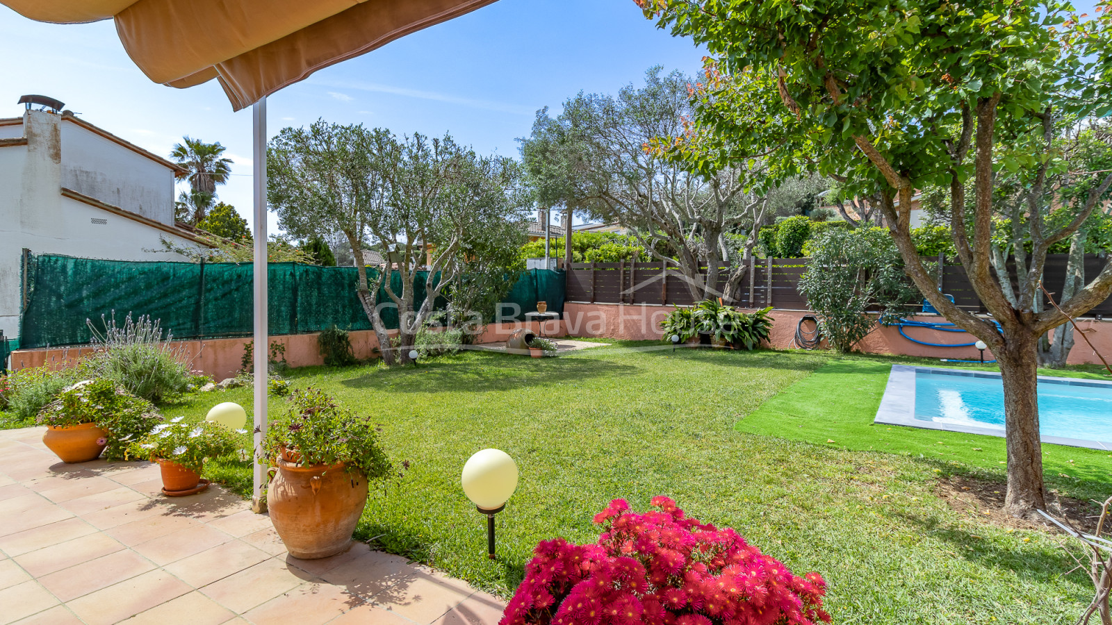 Villa en Calonge con piscina privada, jardín llano y amplios interiores familiares