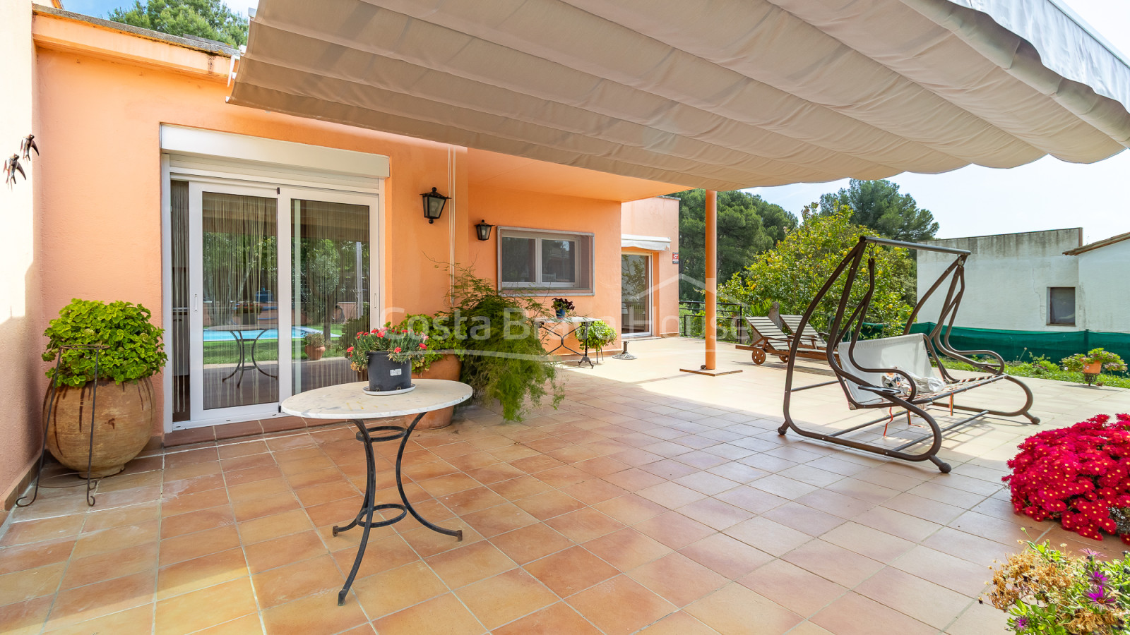 Villa in Calonge with private pool, flat garden and spacious family interiors