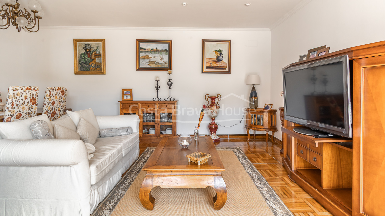 Villa en Calonge con piscina privada, jardín llano y amplios interiores familiares