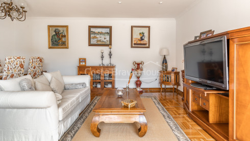 Villa en Calonge con piscina privada, jardín llano y amplios interiores familiares