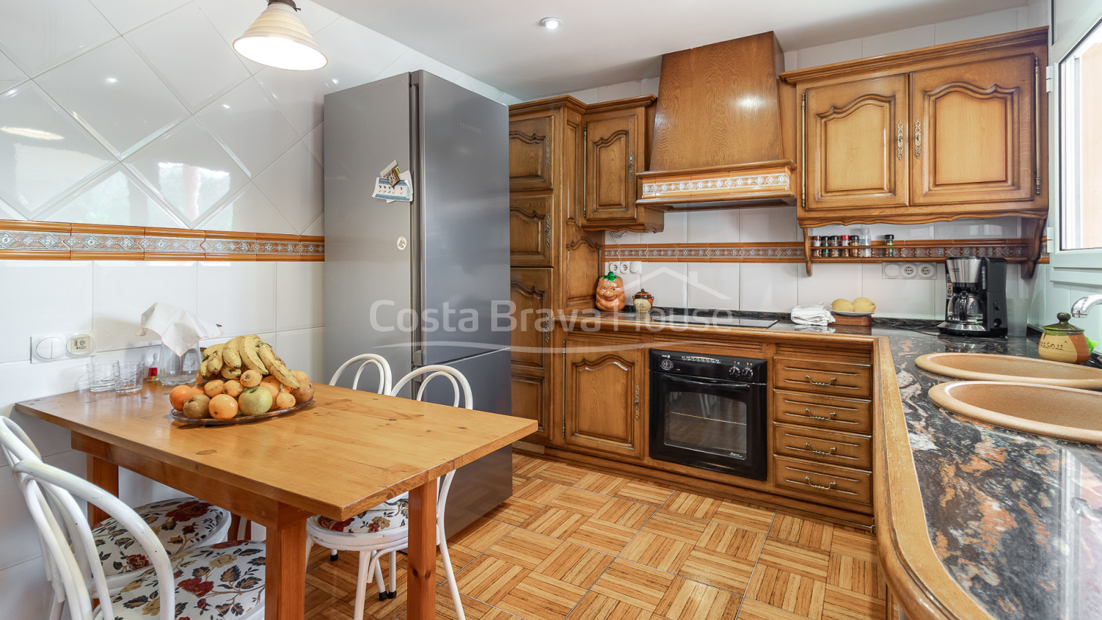 Villa en Calonge con piscina privada, jardín llano y amplios interiores familiares