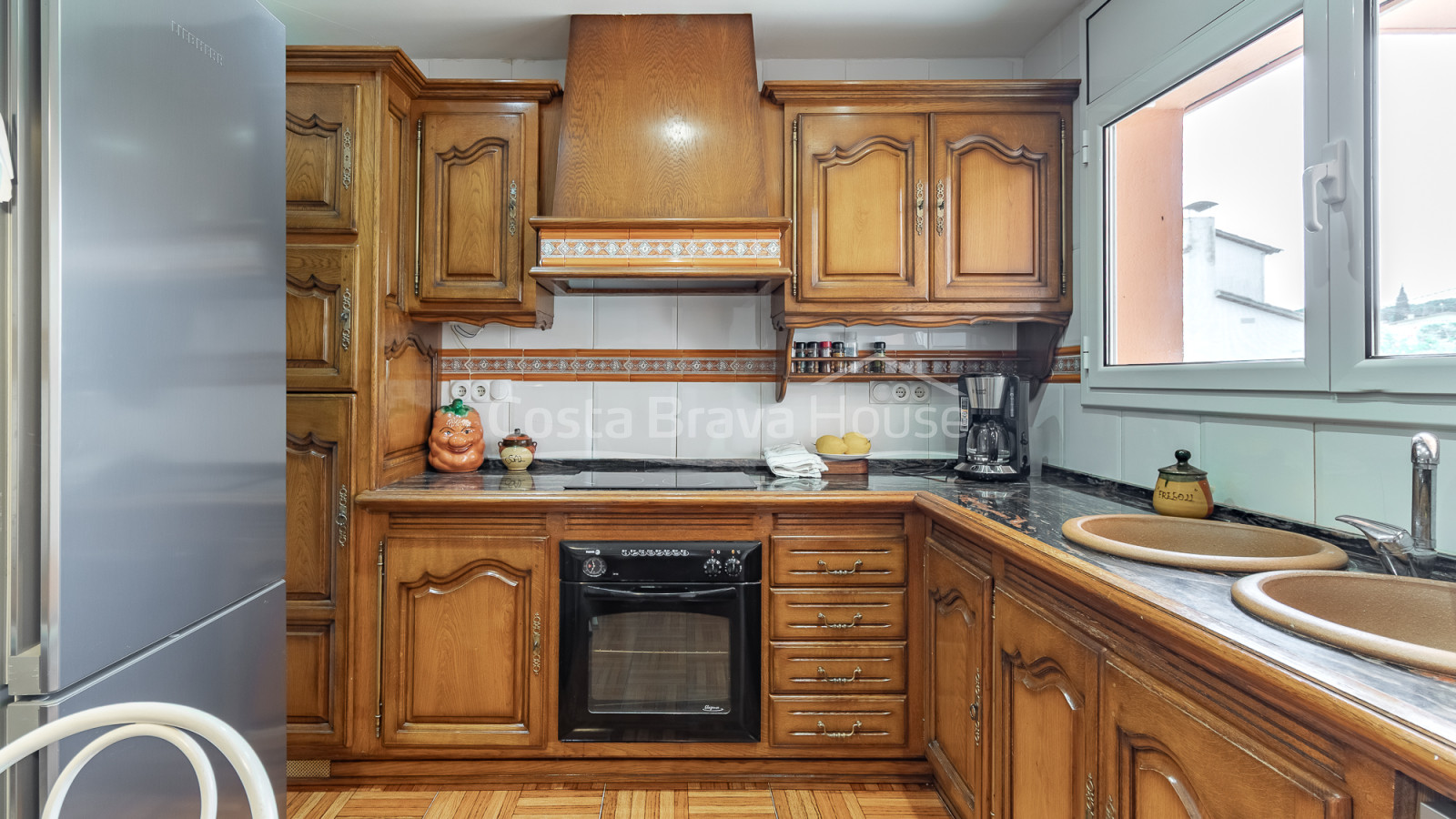 Villa en Calonge con piscina privada, jardín llano y amplios interiores familiares