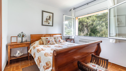 Vila a Calonge amb piscina privada, jardí pla i amplis interiors familiars