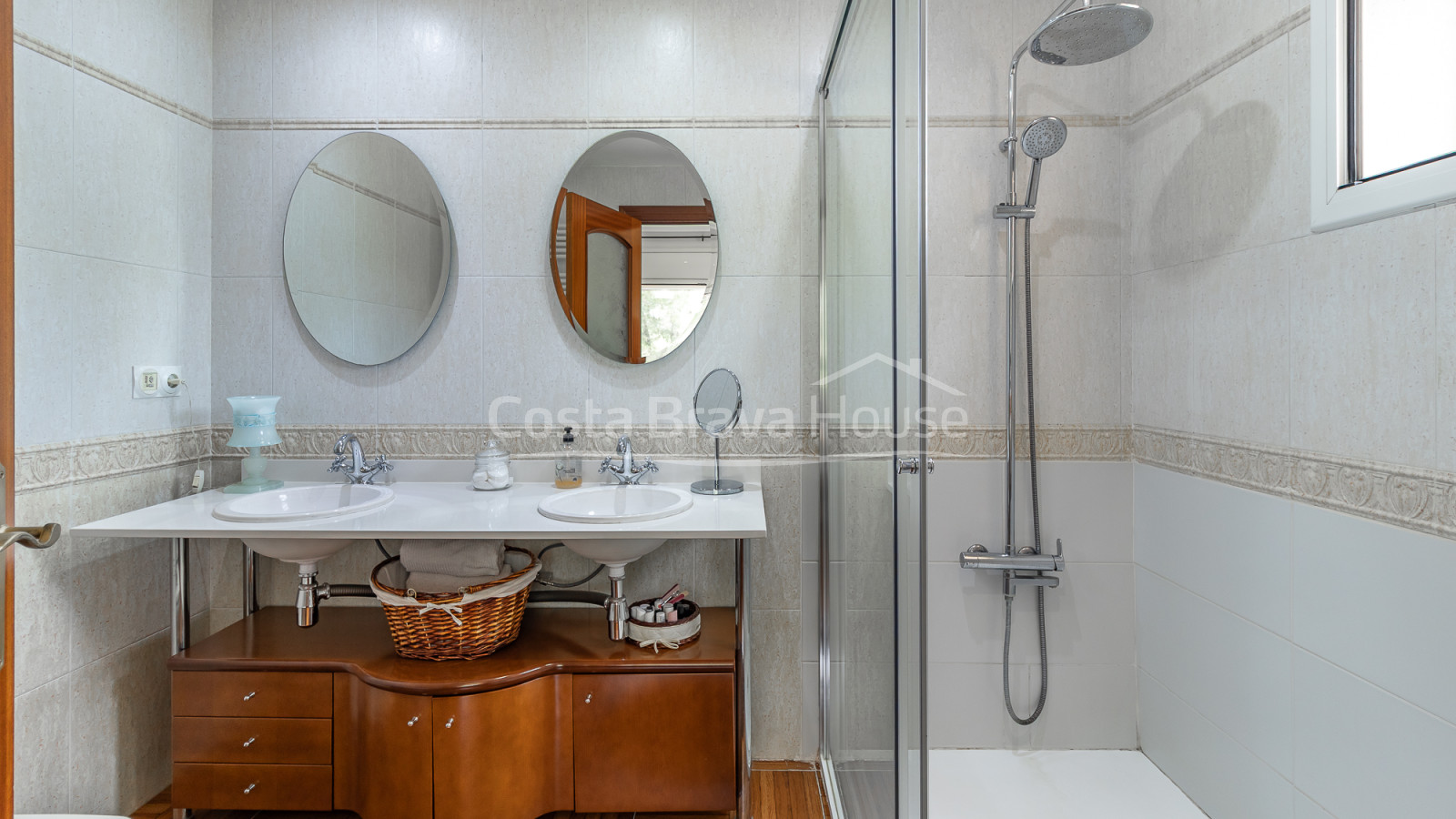 Villa in Calonge with private pool, flat garden and spacious family interiors