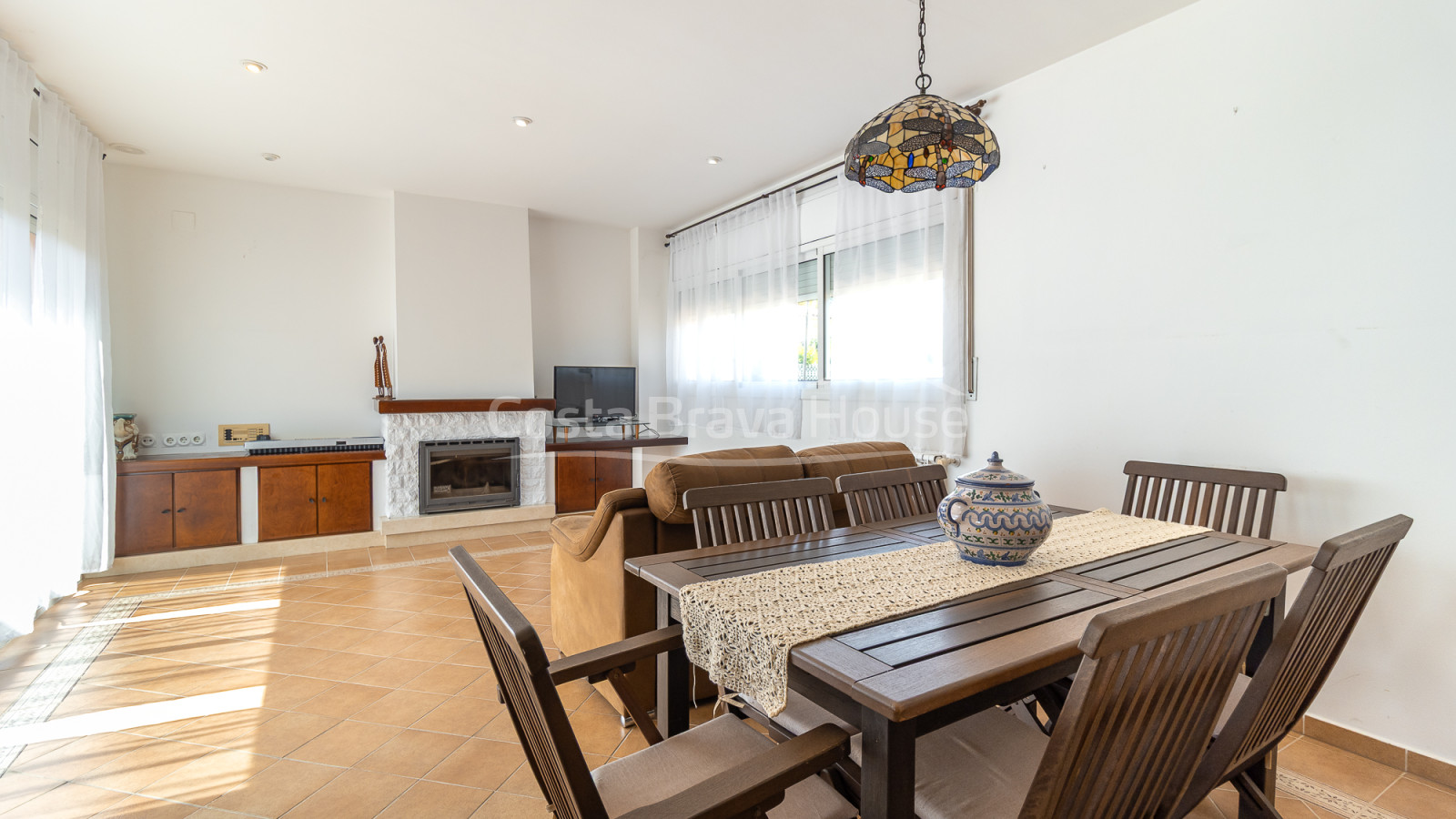 Vila a Calonge amb piscina privada, jardí pla i amplis interiors familiars