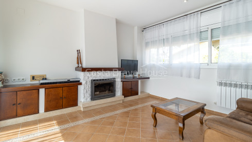 Villa in Calonge with private pool, flat garden and spacious family interiors