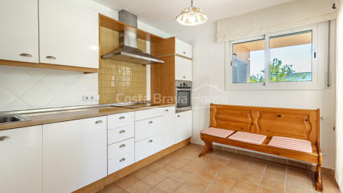 Vila a Calonge amb piscina privada, jardí pla i amplis interiors familiars