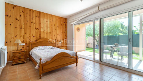 Vila a Calonge amb piscina privada, jardí pla i amplis interiors familiars