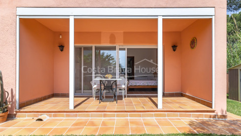 Villa à Calonge avec piscine privée, jardin plat et grands espaces familiaux